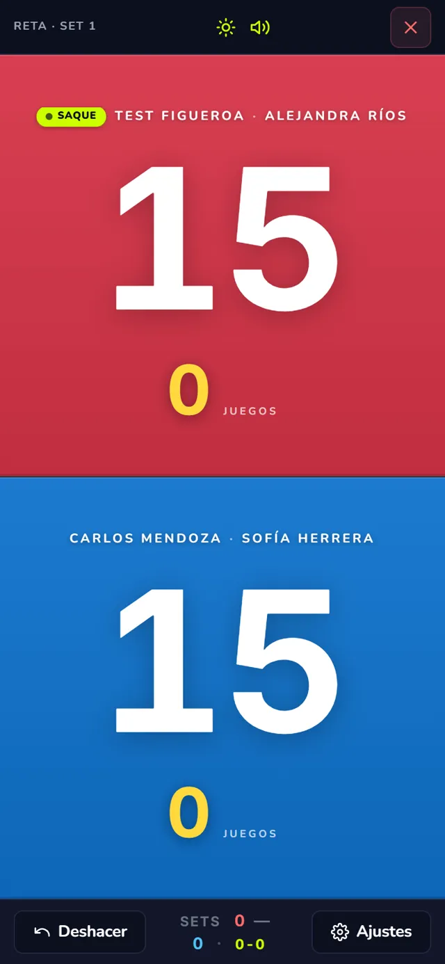El Scorepad de Padelina: pantalla dividida en zona roja y azul con el marcador 15-15, chip de saque y botón de deshacer